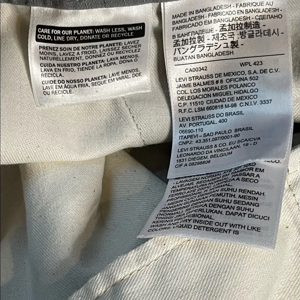 Men’s Levi Strauss & Co gray cargo jorts‎ size 42